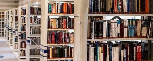 [Translate to English:] Bücherregale in Bibliothek