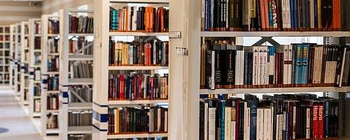 [Translate to English:] Bücherregale in Bibliothek