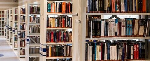 Bücherregale in Bibliothek