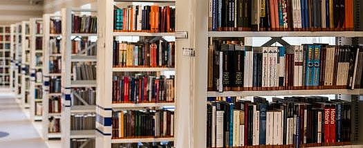Bücherregale in Bibliothek