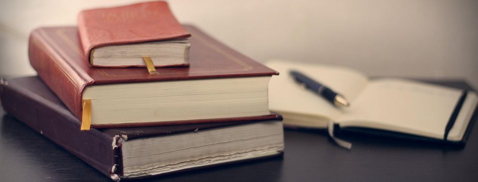 Foto von Büchern auf Tisch