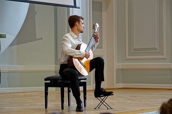 Gitarrenspieler auf Bühne