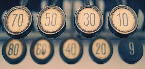 Numéros sur machine à écrire - Accès à philanthropie en chiffres