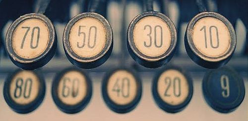 Zahlen auf einer Schreibmaschine_Zugang zu Philanthropie in Zahlen