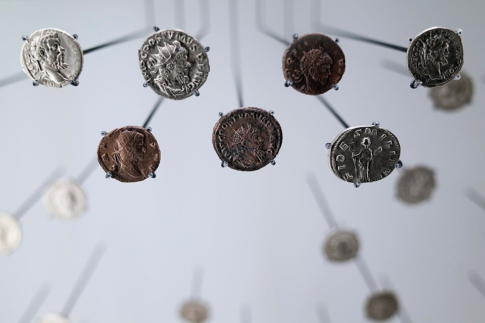 Münzen, die von Decke hängen Zugang zu Tipps zu Mittelsuche