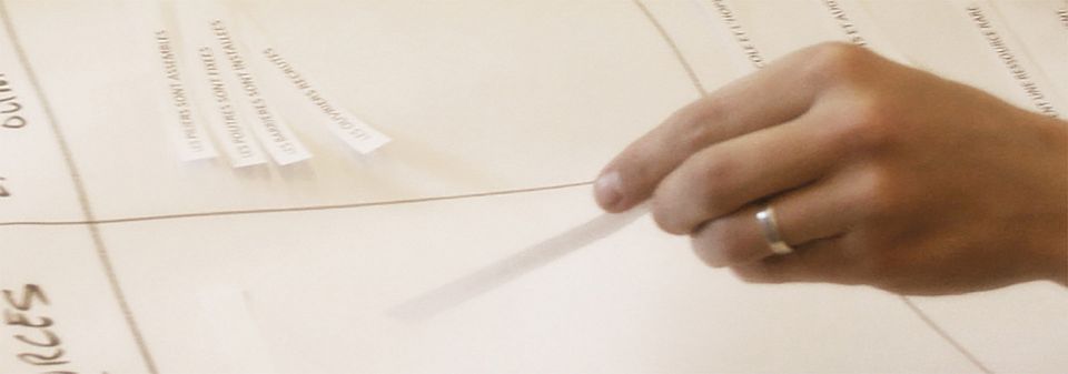 Hand über Papier