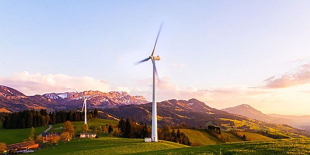 Windanlage mit Bergen im Hintergrund