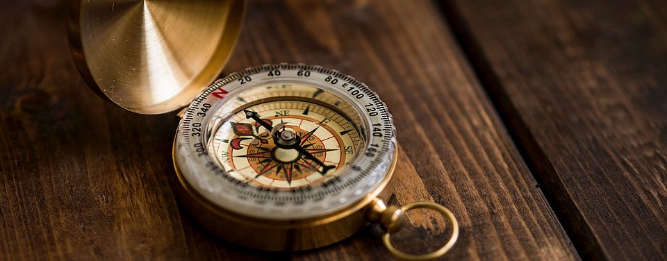 Foto Kompass auf Holztisch