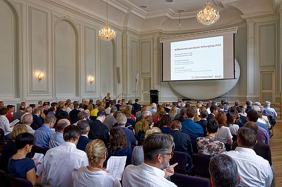 Menschen in hell erleuchtetem Saal