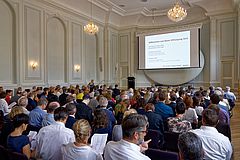 Menschen in hell erleuchtetem Saal