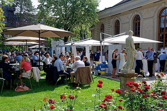 Menschen beim Essen im Innenhof der Musikakademie