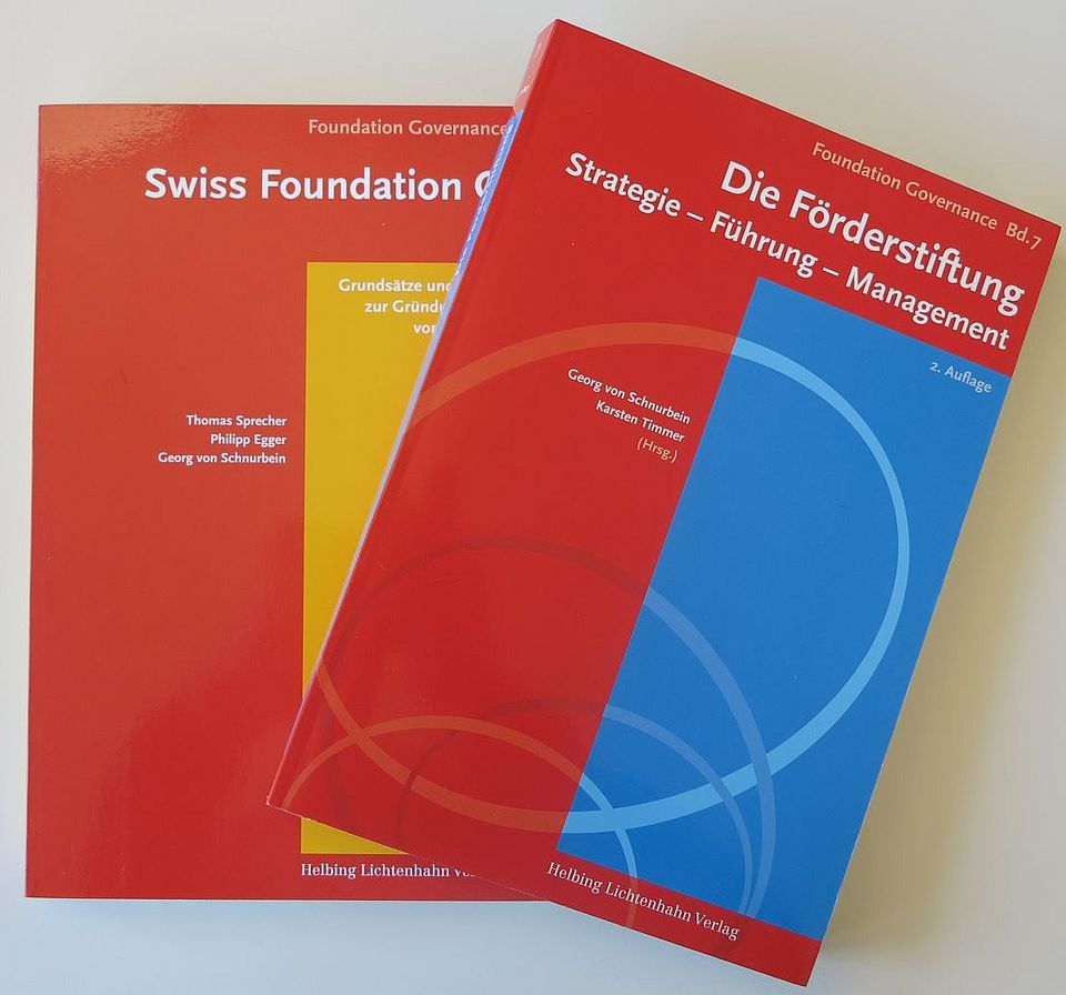 Zwei Bücher auf Tisch